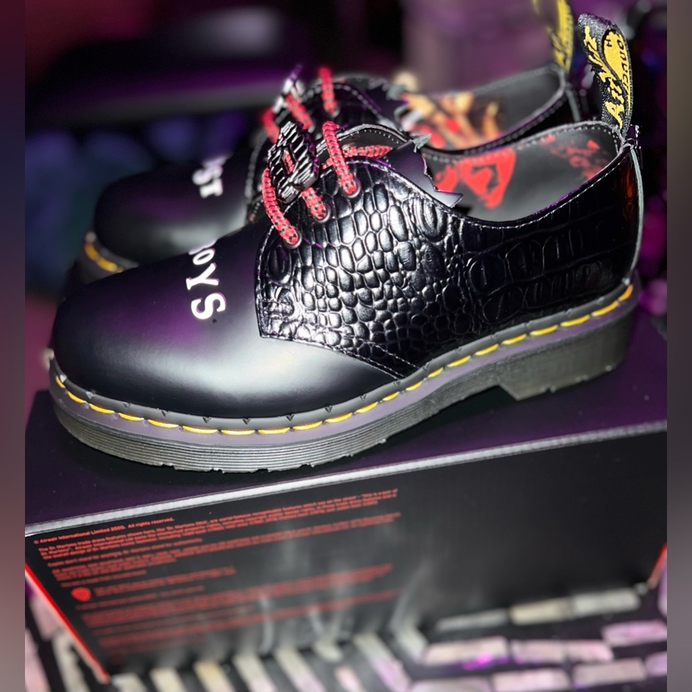 Dr. Martens Lost Boys Boots!❤️Limited Edition!🖤Doctor Martens!Womens 6, Men’s 4 - Picture 2 of 10